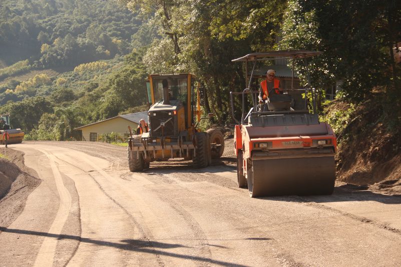 Estrada São Roque/Marcorama recebe base graduada e está próxima de ser concluída 