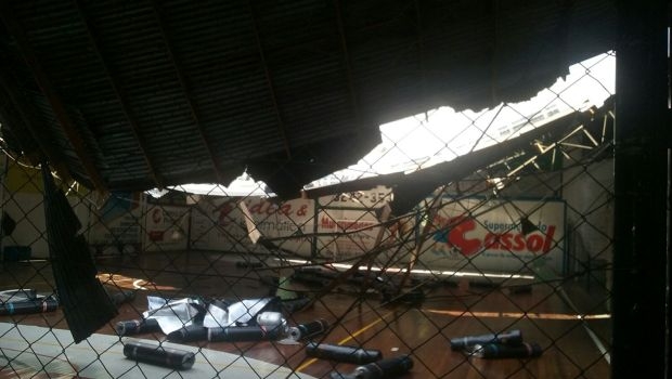Telhado de ginásio desaba enquanto crianças jogavam futebol em Nova Prata
