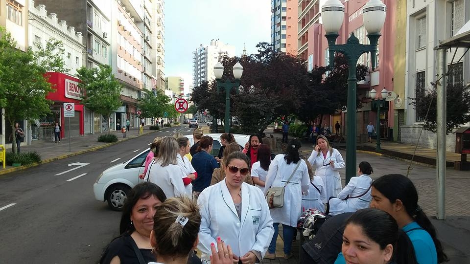 Trabalhadores da Fundação Araucária fazem protesto em frente a Prefeitura de Bento