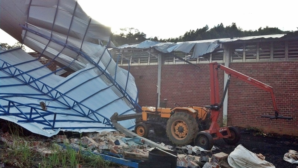 Vento arranca telhado em Pavilhão de Santo Antônio de Castro