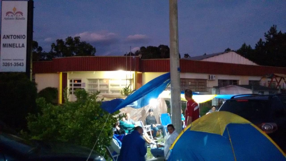 Pais acampam em frente às escolas municipais em Farroupilha