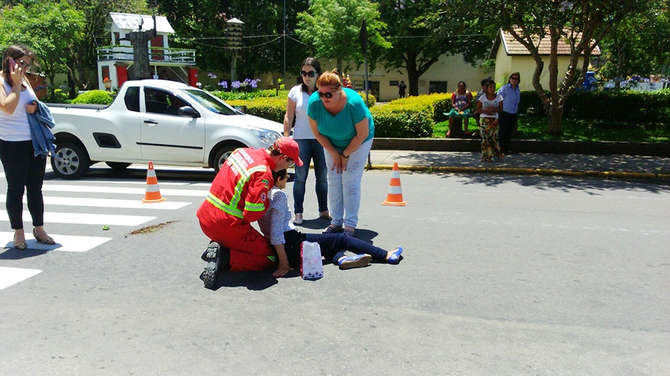 Atropelamento no centro de Carlos Barbosa deixa mulher ferida