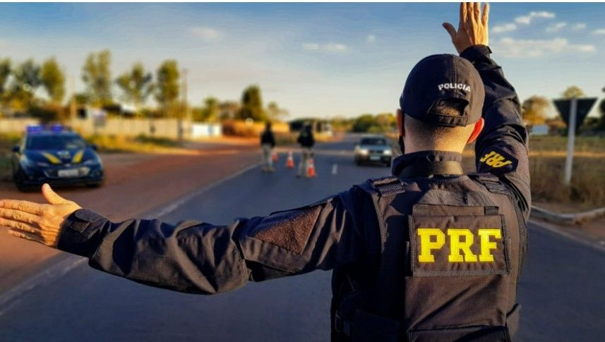 Homem é preso por avisar blitz da PRF pelo celular