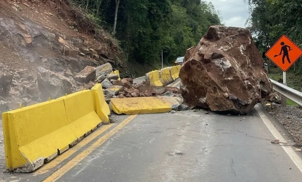 Grande pedra com risco de deslizamento é removida da BR - 470