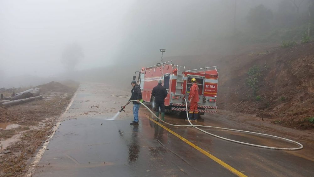 Trânsito é normalizado na estrada de Santa Luiza em Carlos Barbosa
