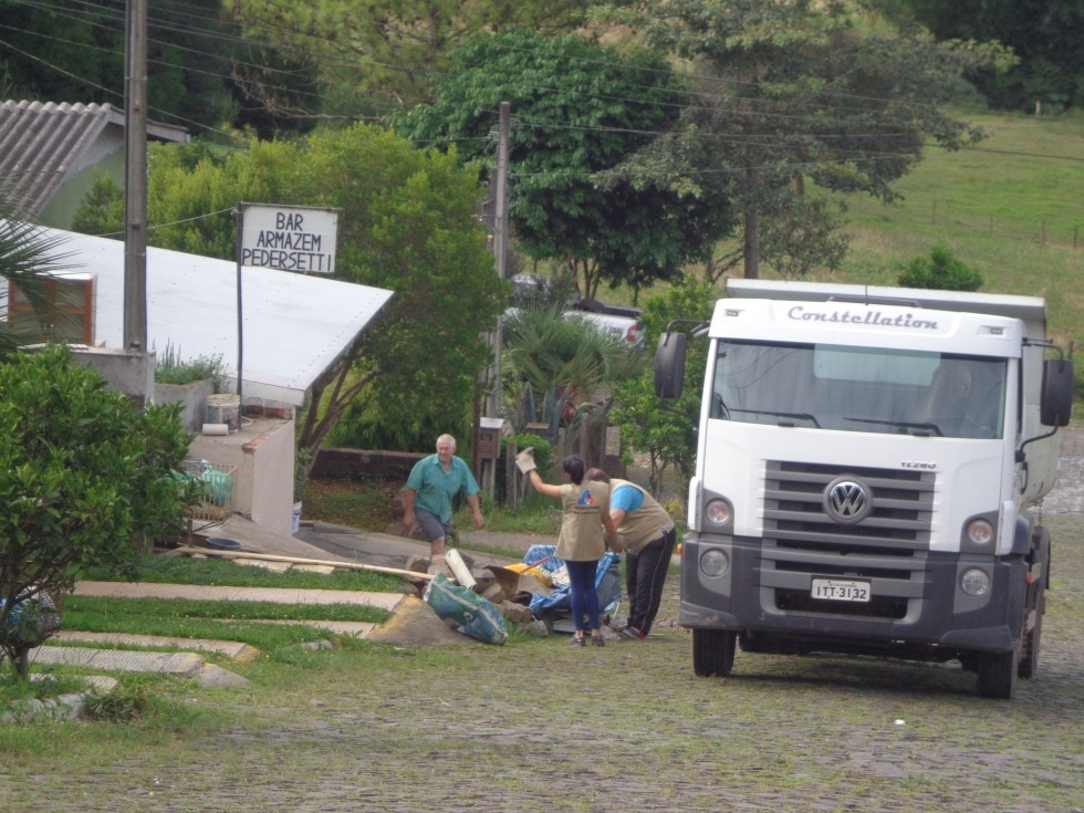  “Bota Fora” recolhe 39 caminhões de lixo e mais de 400 pneus em Carlos Barbosa