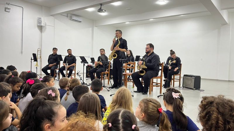 Orquestra transforma escolas em palco e encanta estudantes
