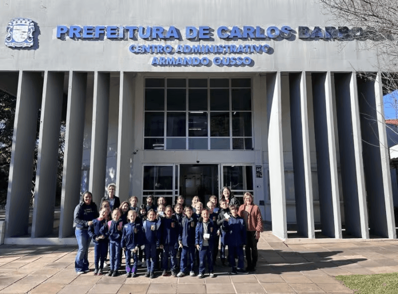 Alunos conhecem gabinete e aprendem sobre a história de Carlos Barbosa