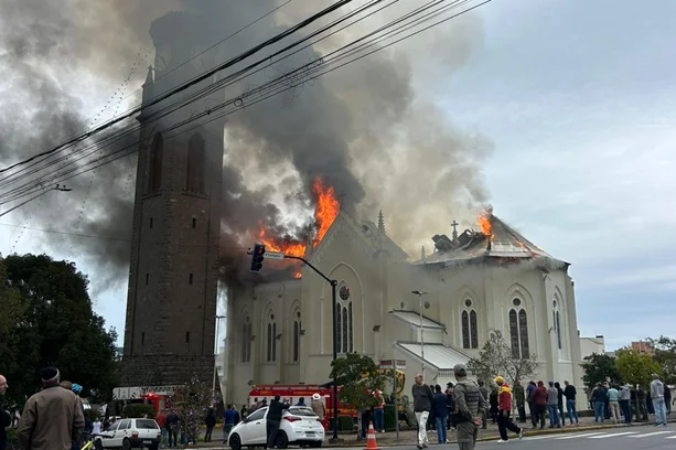 Incêndio destrói parte da igreja matriz de Flores da Cunha