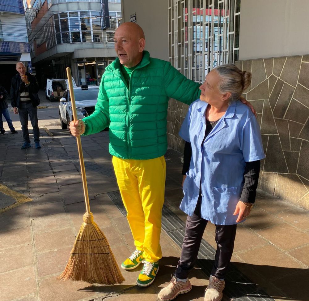 "Véio da Havan" varre estação rodoviária e passeia de Kombi em Garibaldi