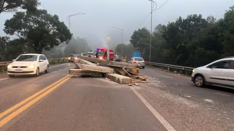Queda de carga na BR-470 provoca caos no trânsito e paralisa acessos em Garibaldi
