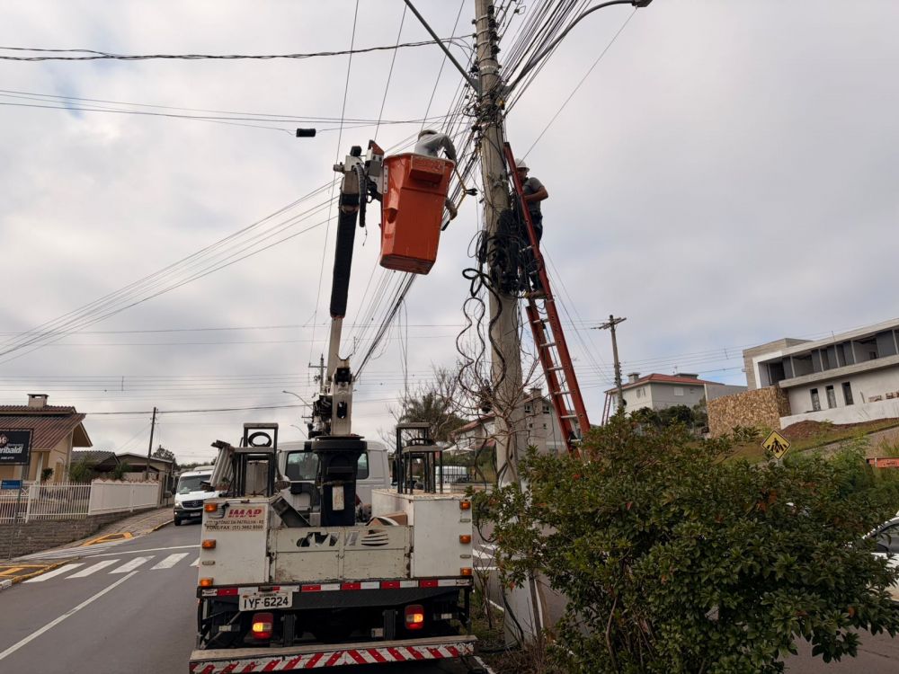 Operação “Poste Limpo” remove cabos irregulares em rede de Garibaldi