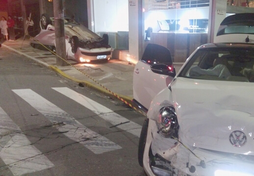 Veículo capota após colisão em Bento Gonçalves