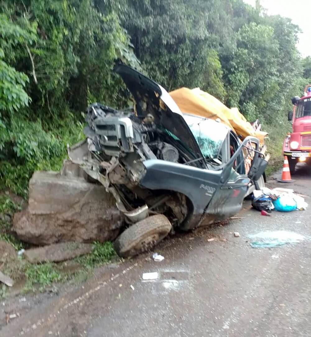 Motorista colide camionete em uma pedra na ERS 446 em São Vendelino