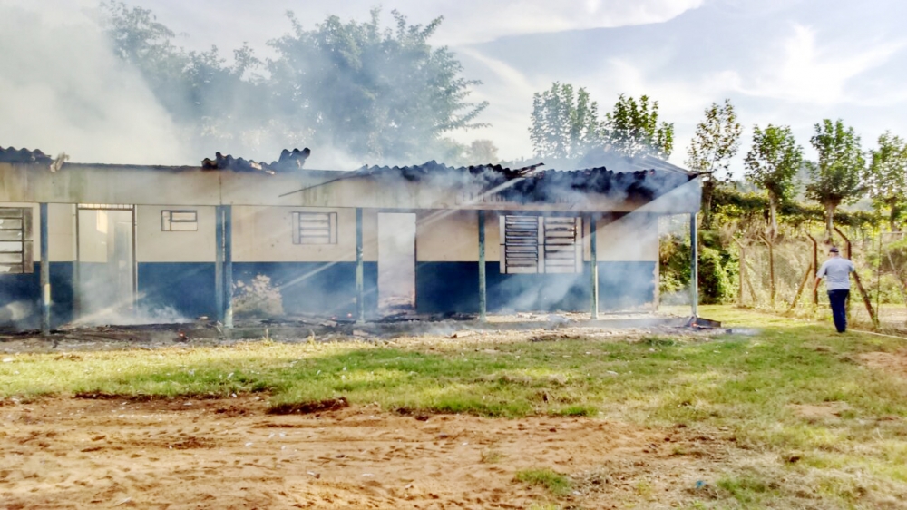 Prédio de escola na Linha São Jorge é consumido pelo fogo em Garibaldi