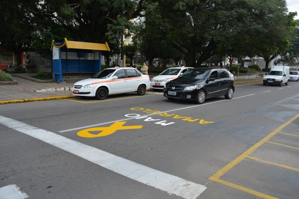 "Maio Amarelo" Ruas de Carlos Barbosa são pintadas com o logo da campanha