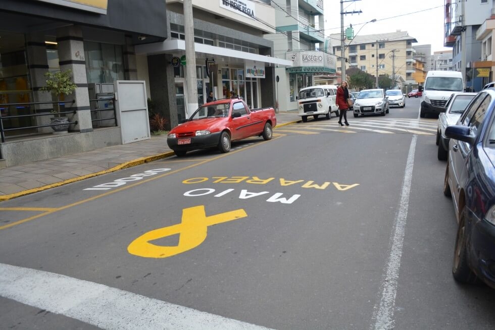 "Maio Amarelo" Ruas de Carlos Barbosa são pintadas com o logo da campanha