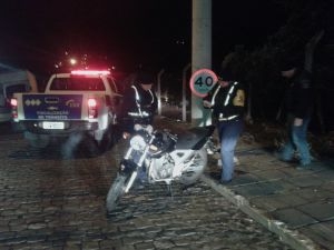 Motociclista foge de barreira policial, bate em poste e é detido em Bento Gonçalves