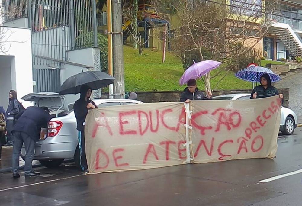 Estudantes protestam contra o corte na bolsa-auxílio no IFRS em Bento Gonçalves