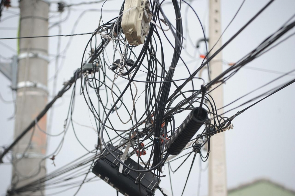 Lei para alinhamento de fios em postes de energia é aprovada em Farroupilha