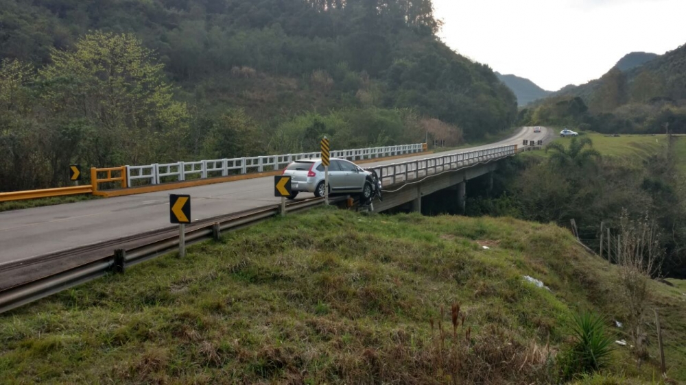 Por pouco, motorista não cai de ponte na rodovia entre São Vendelino e Carlos Barbosa