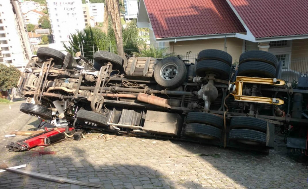 Caminhão tomba no bairro Borgo em Bento Gonçalves