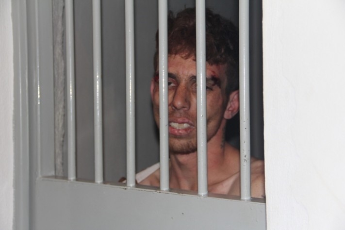 Dentro da viatura preso rouba arma,luta com PM e foge em Carlos Barbosa
