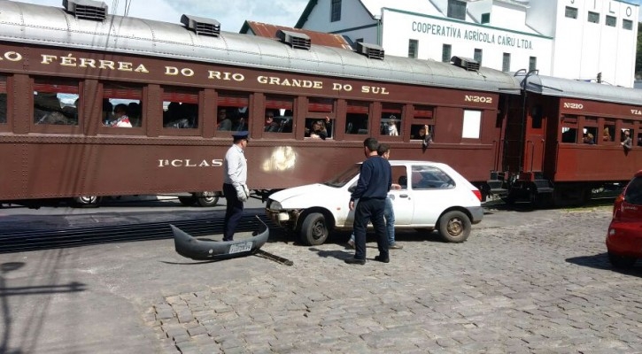 Carro colide com "Maria Fumaça" na entrada de Garibaldi