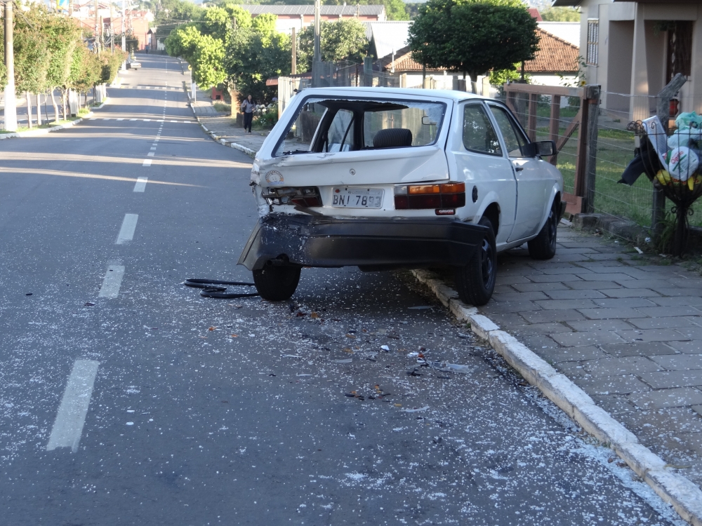 Veículo bate em gol na Buarque de Macedo e foge