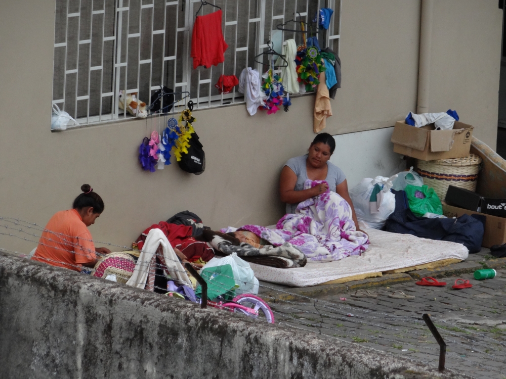 Indígenas acampam atrás da estação rodoviária de Garibaldi