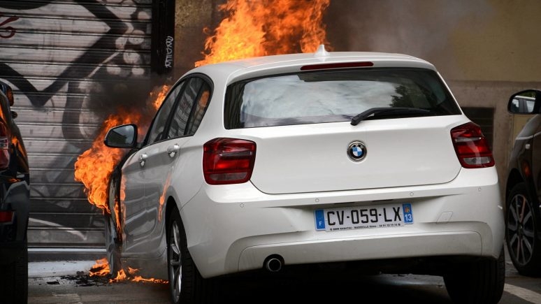 França acorda do Ano Novo com quase 1.000 carros incendiados