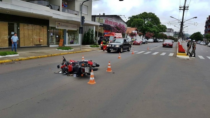 Motos colidem no cruzamento da Av. Independência com Rua João Missiaggia