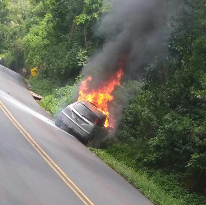 Carro pega fogo após acidente na BR 470 entre Bento Gonçalves e Veranópolis