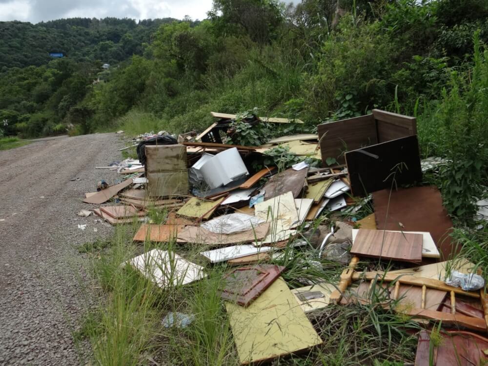 Lixo e entulhos seguem sendo despejados no bairro Três Lagoas em Garibaldi