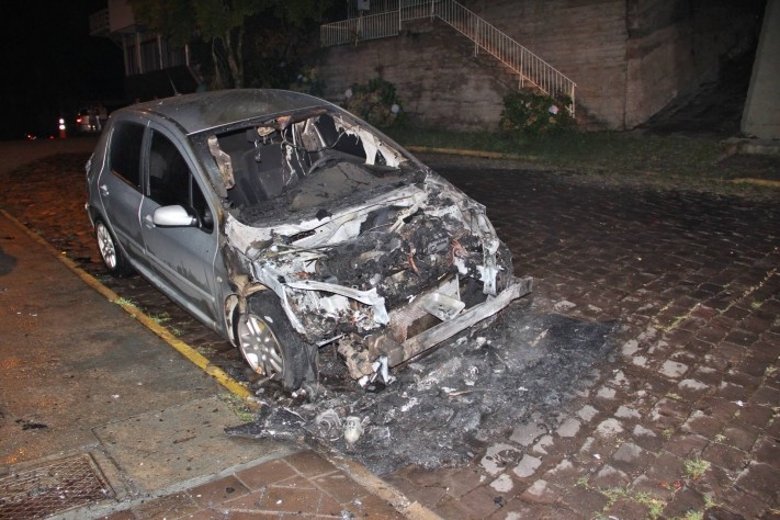 Dois carros queimados durante a madrugada em Carlos Barbosa