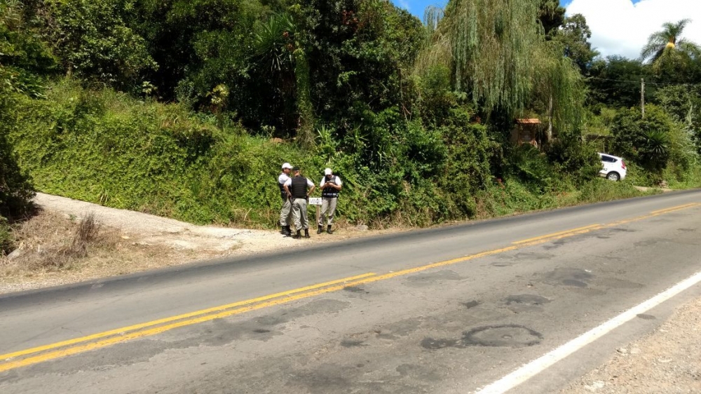 Bandidos usando moto invadem casa e roubam família no Vale dos Vinhedos