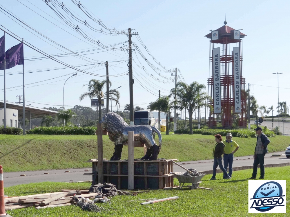 Lions Clube instala monumento no trevo de acesso a Carlos Barbosa