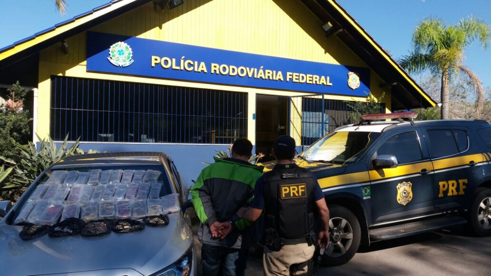 Polícia Rodoviária Federal prende homem com 25 kg de cocaína e 400 munições