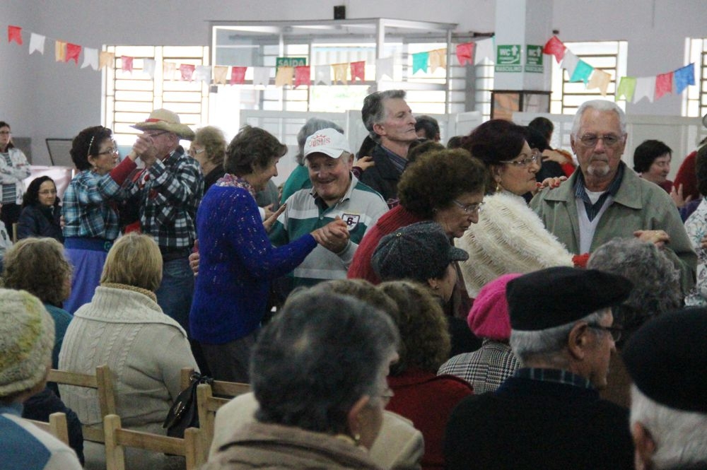 Festa junina reuniu mais de 300 idosos dos grupos de convivência