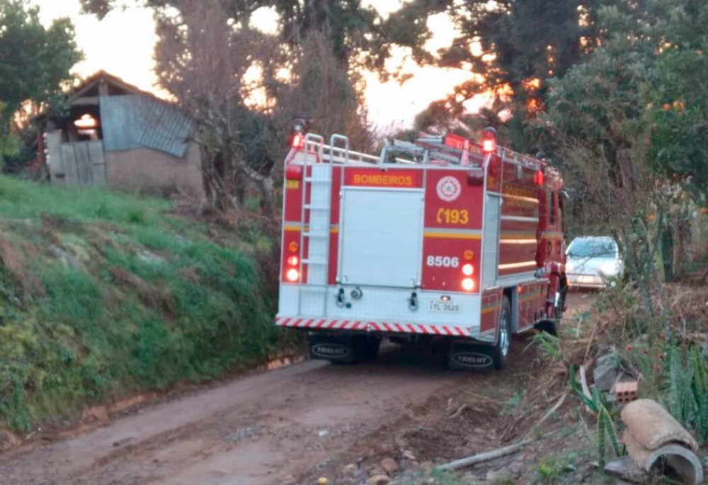 Bombeiros combatem incêndio no interior de Bento Gonçalves
