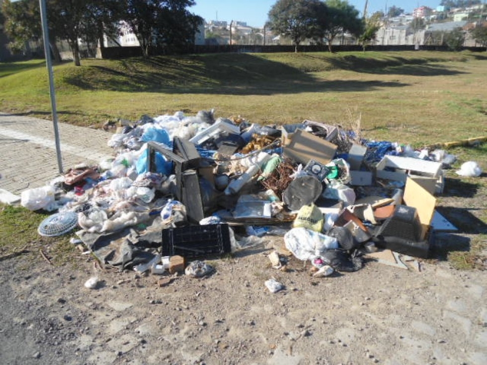 Lixo jogado em terreno baldio no bairro Navegantes em Carlos Barbosa