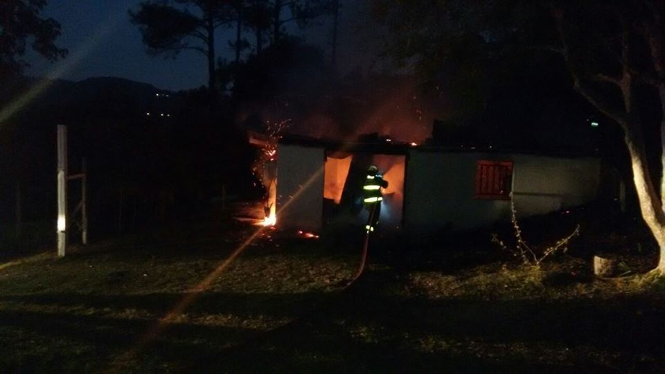 Incêndio destrói residência no interior de Bento Gonçalves