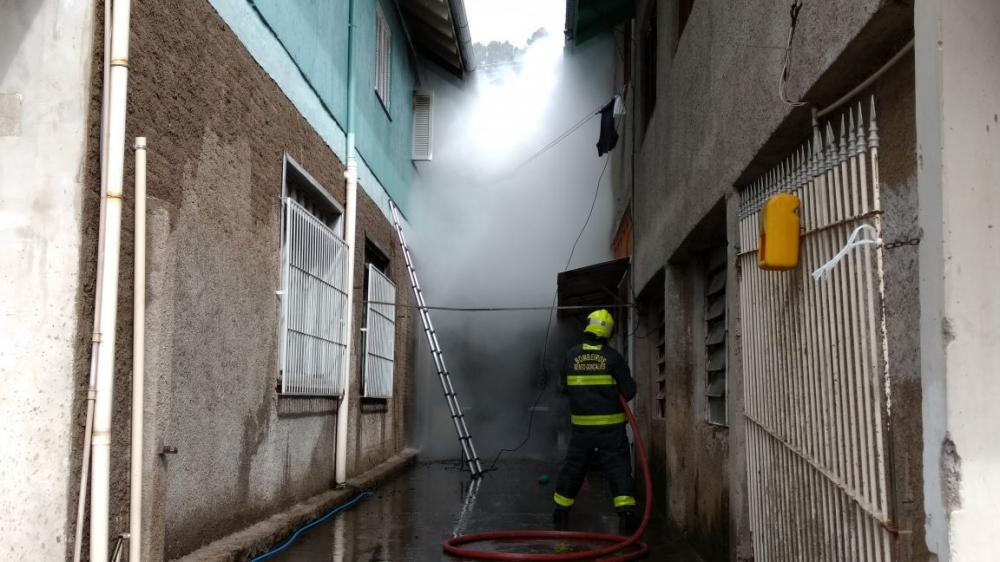 Bombeiros combatem incêndio do bairro Borgo em Bento