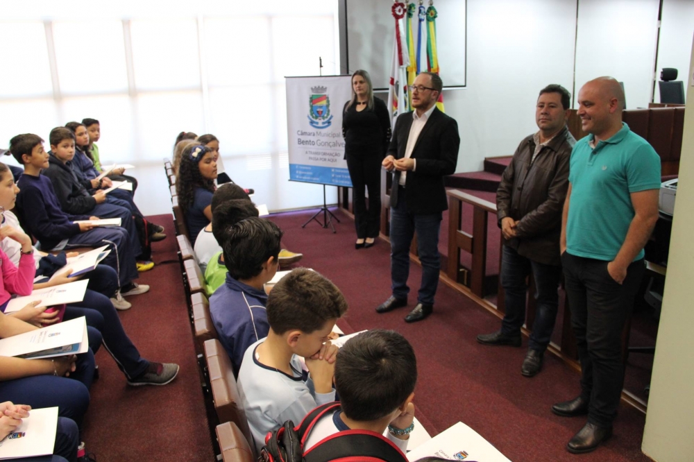 Estudantes visitam a Câmara de Vereadores de Bento Gonçalves