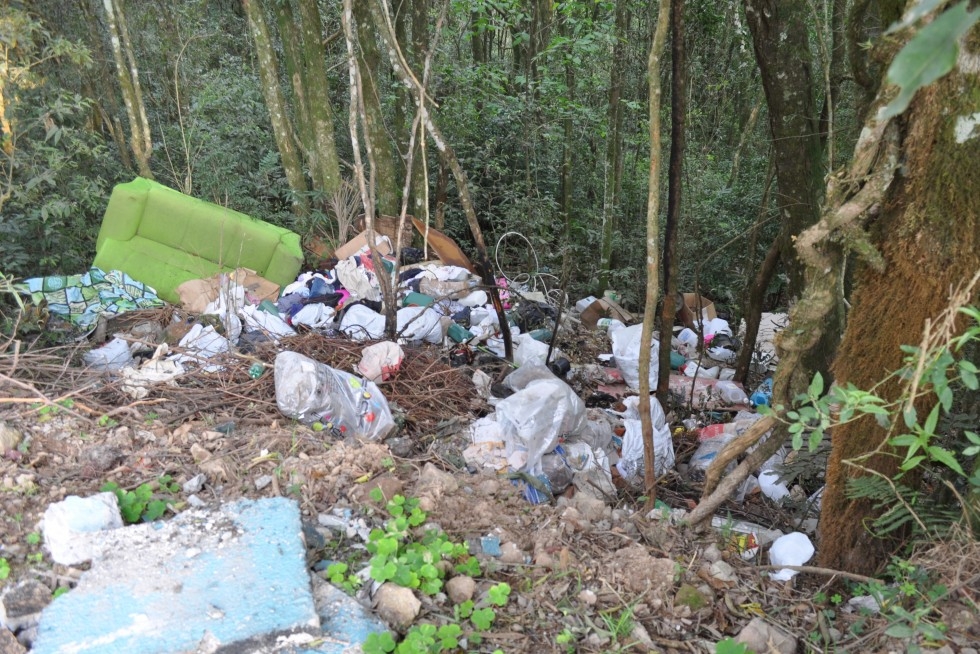 Em Carlos Barbosa, lixo segue sendo descartado em local impróprio