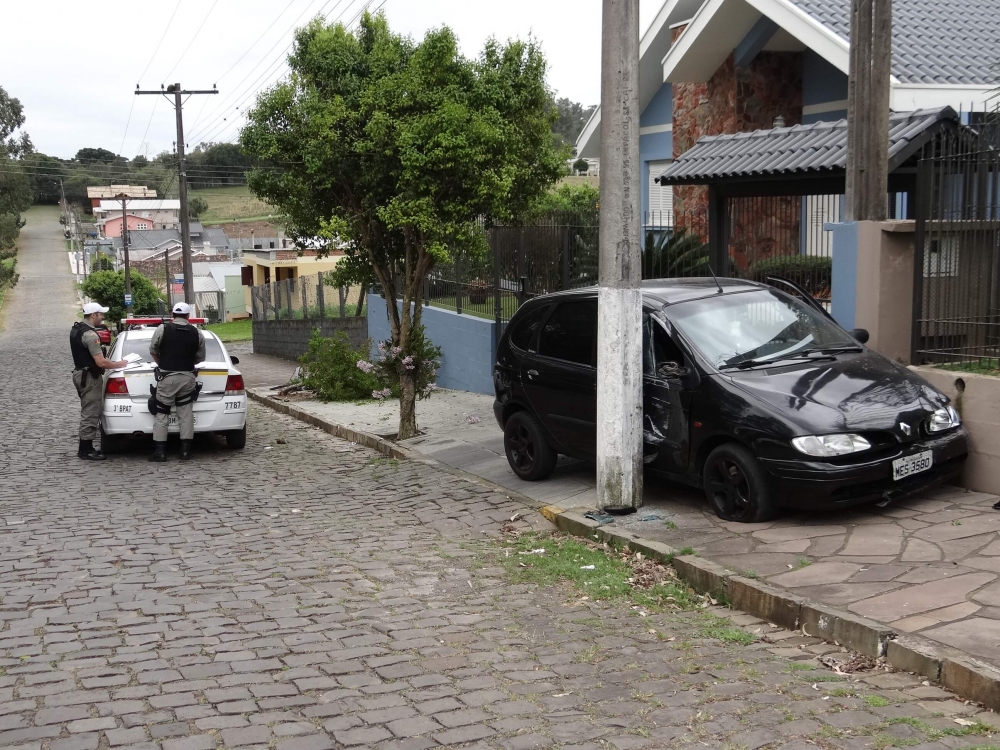 Carro fica prensado entre poste e muro em Carlos Barbosa