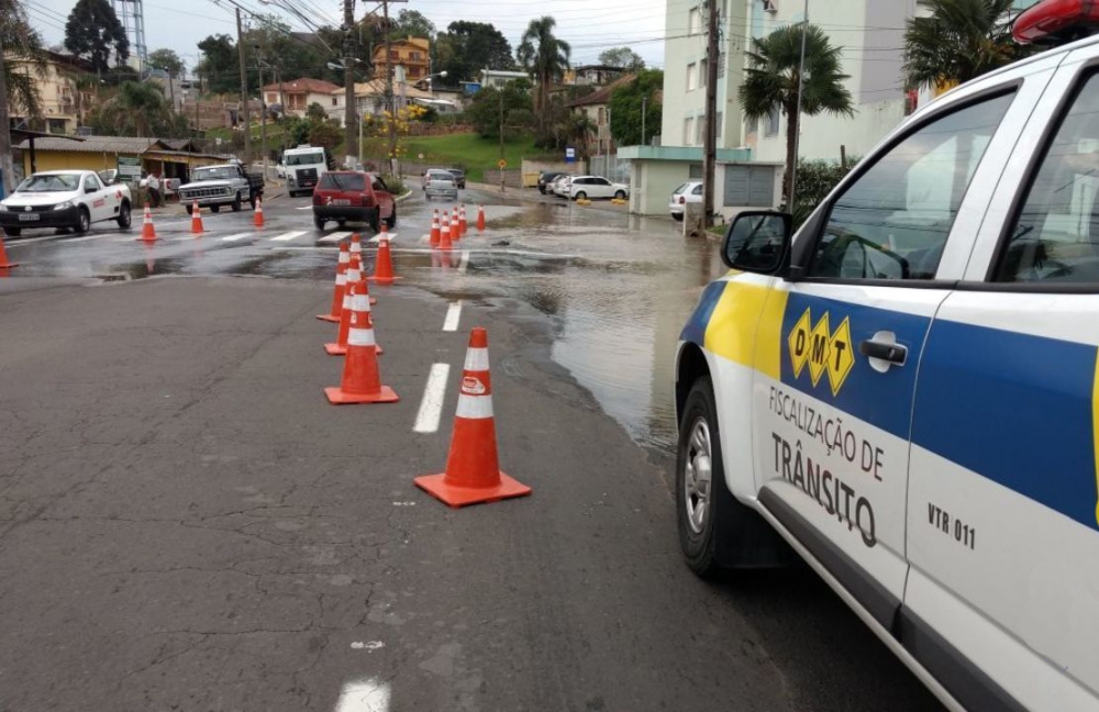 Vazamento alaga Avenida São Roque em Bento