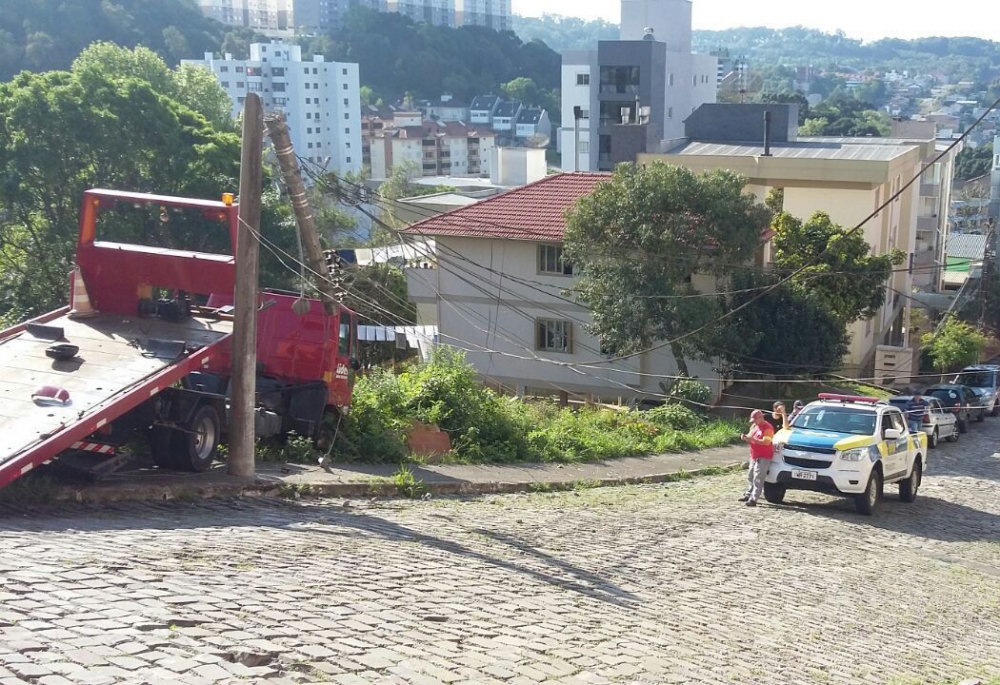 Caminhão desgovernado causa acidente no Borgo em Bento