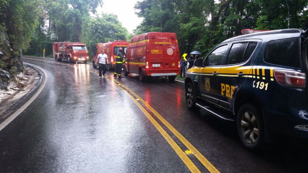 Quatro pessoas ficam feridas em acidente na Serra das Antas