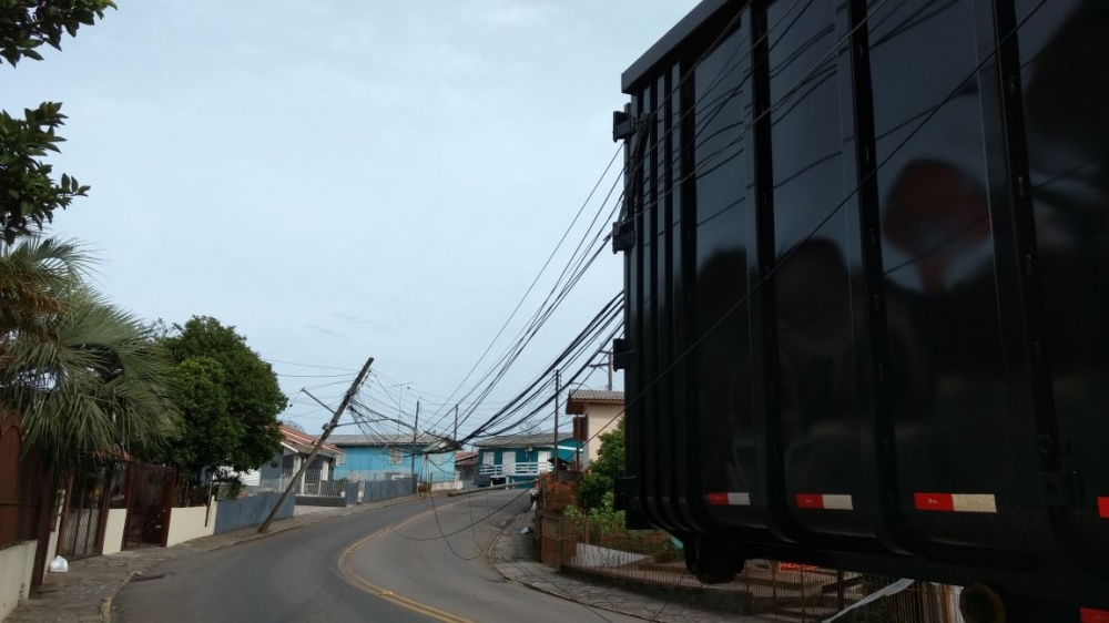 Caminhão deixa moradores do Bairro Aparecida sem energia 